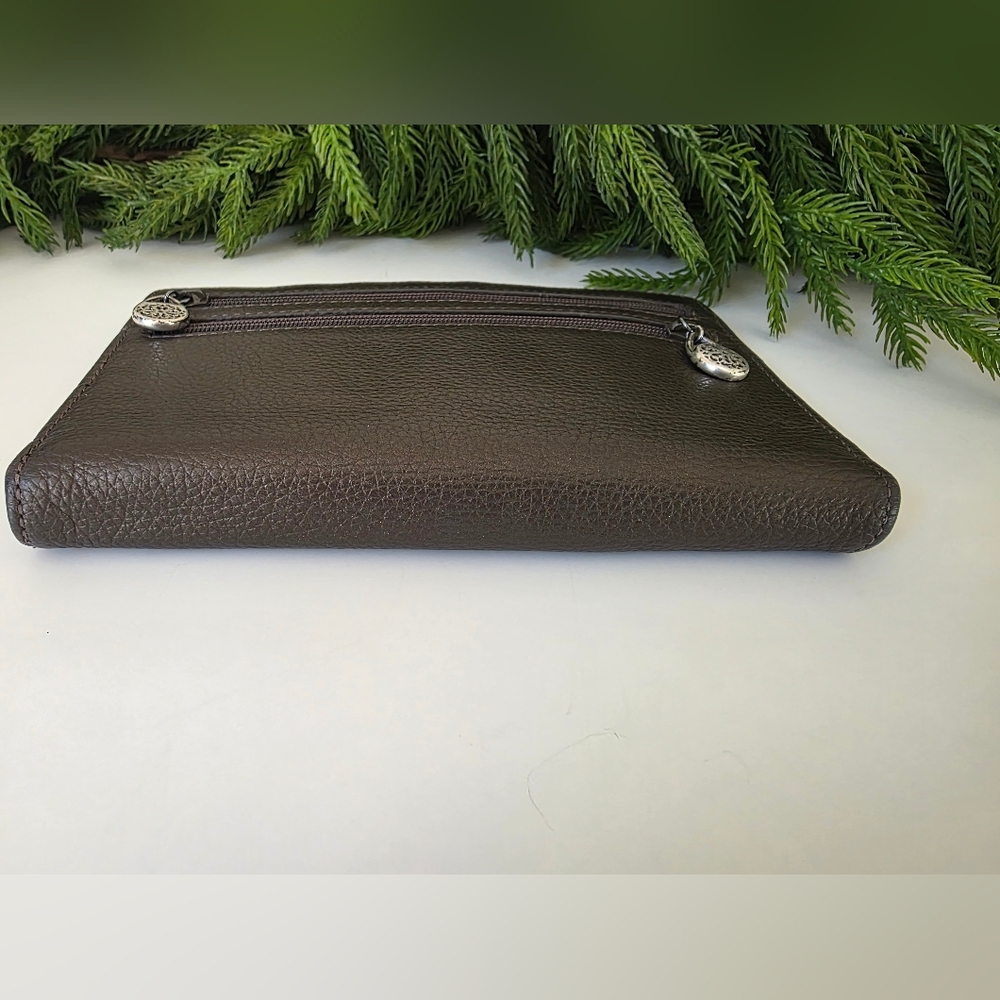 Brighton Ferrara Folio Wallet Pebbled Gray Leather Medallion Accent- Like New - Picture 6 of 13
